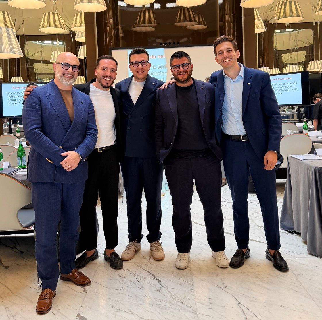 Mattia Cosimo Saracino con imprenditori durante un evento
